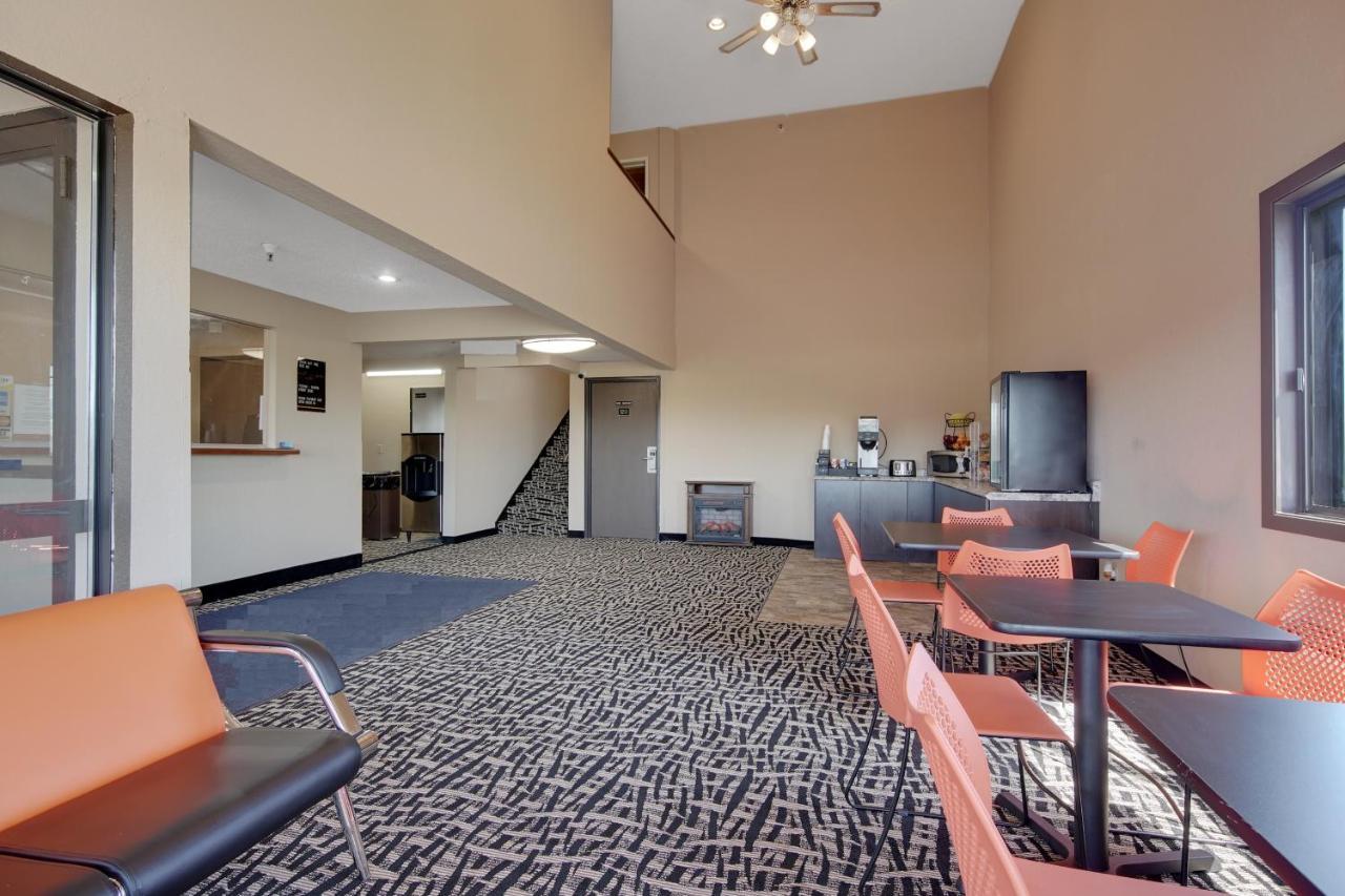 Americas Quality Inn & Suites - Finlayson Bagian luar foto
