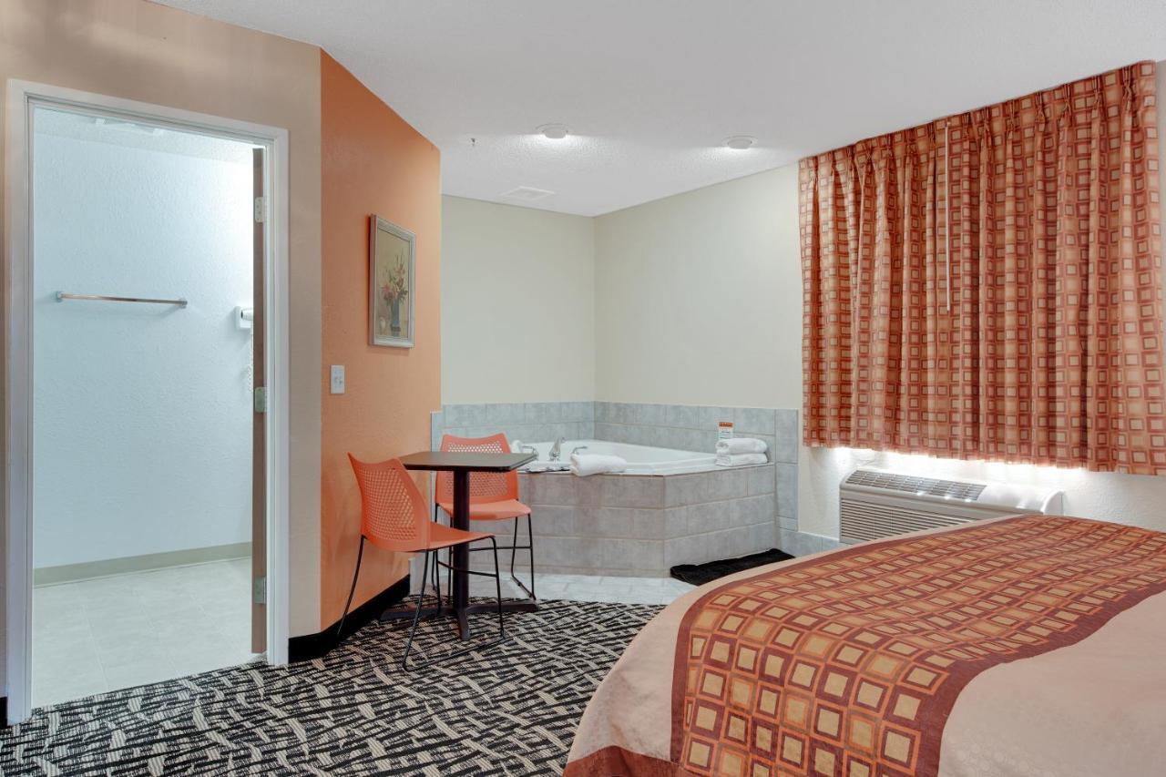 Americas Quality Inn & Suites - Finlayson Bagian luar foto