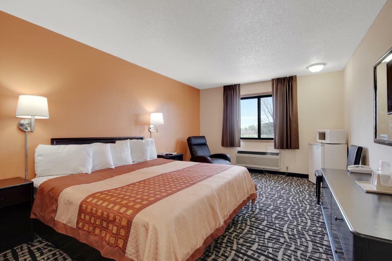 Americas Quality Inn & Suites - Finlayson Bagian luar foto